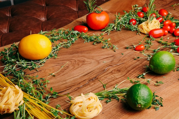 Składniki na drewnianym stole